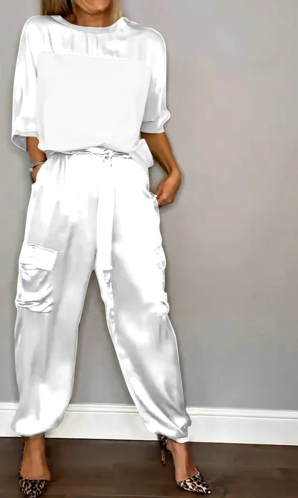 Set aus Satin-Oberteil und -Hose mit kurzen Ärmeln.